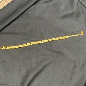 Chic Gold Bracelet with Floral Accents